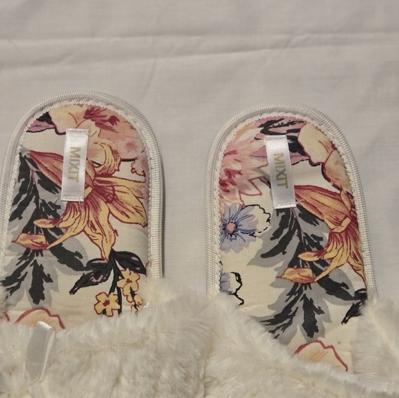Mixit White House Slippers Size Large 9-10 - Picture 2 of 3